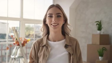 Tıbbi maske takan genç kızın portresi. Kırmızı ışıkta.