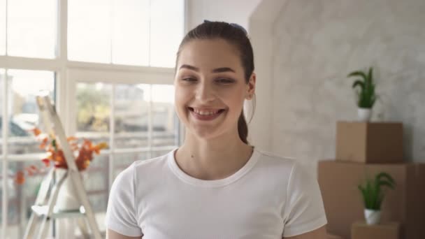 Portret van een jong meisje dat glimlacht op een medisch masker. Geschoten op rood. — Stockvideo