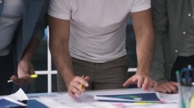 Ofiste çalışan adamlar. Ofiste çalışan üç tane mimar. Eller yukarı. Yaratıcı Takım Çalışması