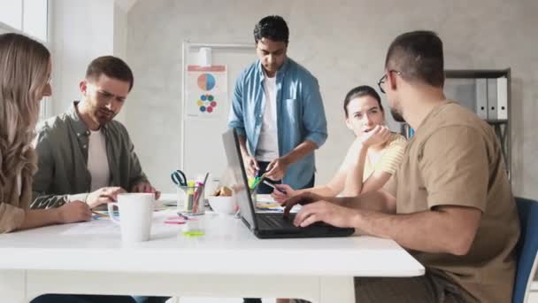 Creatief team Werken aan een project. Indian Man doet Project Presentatie voor Team. Het kantoorteam werkt samen. Teamwerk neergeschoten op ROOD — Stockvideo