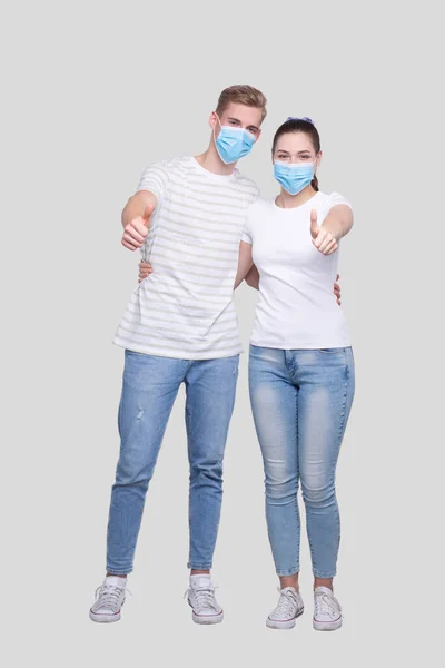 夫妇带着医疗面罩把哑弹抛出孤立 男人和女人拥抱 病毒概念 — 图库照片