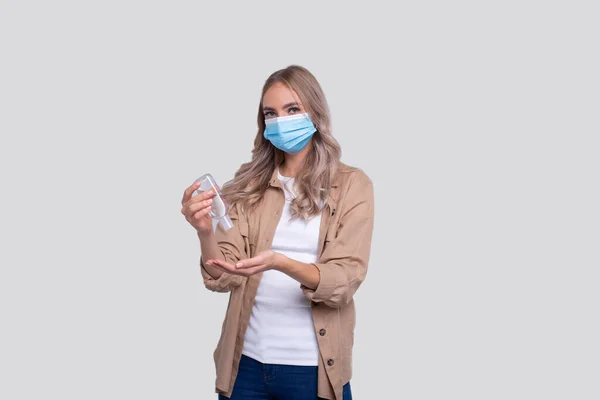 Flicka Bär Medicinsk Mask Med Hjälp Handdesinfektionsmedel Flicka Med Händerna — Stockfoto