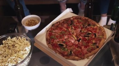 Ev Partisinde Pizza Yiyen Arkadaşlar. Arkadaşların Ev Partisi. Pizza yiyen arkadaşlar. Kırmızı ışıkta.