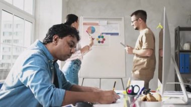 Yaratıcı Ofis 'te bilgisayar üzerinde çalışan Hintli adam. Kız ve Erkek Ofiste Sunum Tartışması. Yaratıcı Ofis İşleri. Kırmızı ışıkta.