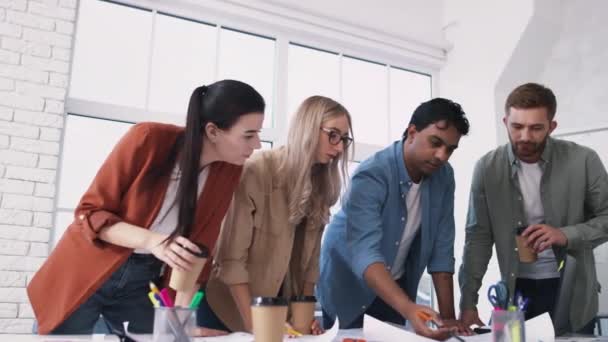 Creatief team werkt aan tafel. Creatief kantoorwerk. Team Ideeën bespreken. Architectuur Tafelwerk. Geschoten op rood. — Stockvideo