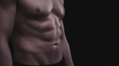 Man Sport Body, ABS 'yi su damlalarıyla gösteriyor. Erkek Abs. Kas Gerilimi. Spor Konsepti