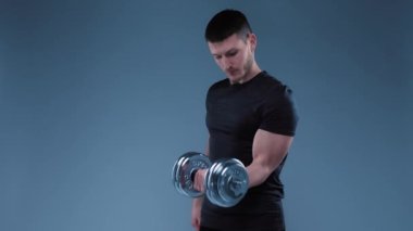 Dumbbell 'la bikini pompalayan adam. Sprotsman bisiklet kasları üzerinde transing yapıyor. Spor Salonu, Kaldırma Spor Konsepti.