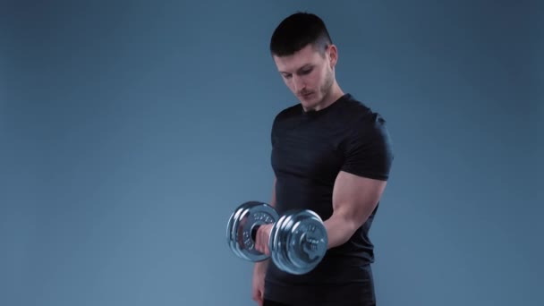 Pumpuje biceps s Brumbálem. Sprotsman dělá Traning na Biceps Muscles. Tělocvična, Zdvihání sportovní koncepce. — Stock video