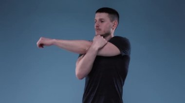 Adam antrenmandan önce ısınıyor. Sporcu Egzersiz Yapıyor