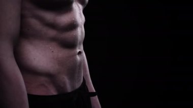 Man Sport Body, ABS 'yi su damlalarıyla gösteriyor. Erkek Abs. Kas Gerilimi. Spor Konsepti