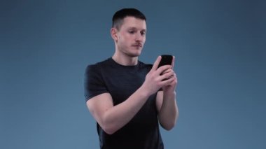 Telefonda konuşan adam izole edildi. Sporcu Telefonu Kullanıyor. Arkadaşlarla, müşterilerle konuşmak.
