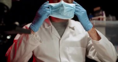 Doktor Tıbbi Maske ve Gözlük Takıyor. Eldiven, tıbbi maske ve gözlük takan bir laboratuvar çalışanı. İş Başındaki Adam