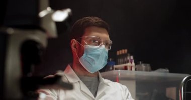 Doktor Yorgun. Laboratuvar çalışanı fren yapıyor. Adam koruma gözlüğünü çıkarıyor. Sağlık koruması. Sıkı çalışma