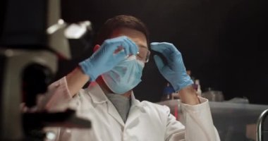 Doktor Yorgun. Laboratuvar çalışanı fren yapıyor. Adam koruma gözlüğünü çıkarıyor. Sağlık koruması. Sıkı çalışma