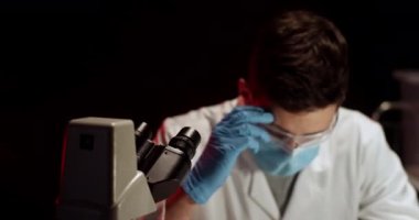 Doktor Yorgun. Laboratuvar çalışanı fren yapıyor. Adam koruyucu gözlüğü ve tıbbi maskeyi çıkarıyor. Sağlık koruması. Sıkı çalışma. Odaklan.