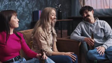 Arkadaşlar evde bira içerek sohbet ediyorlar. Kız telefonda sohbet ediyor. Arkadaşlarla değil. Arkadaşların eğlenirken telefonda yalnız kız sohbeti. Telefon bağımlısı