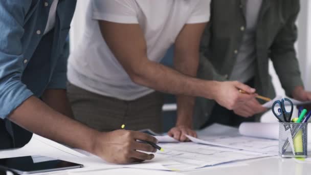 Mannen die op kantoor werken. Drie architecten werken op kantoor. Handen dicht. Creatief teamwerk. Geschoten op rood. — Stockvideo