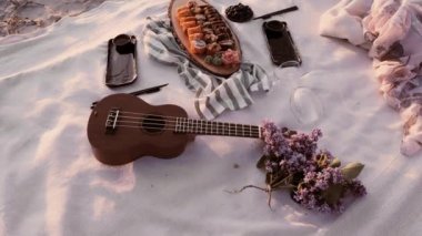 Sahilde romantik piknik. Romantik Suşi hazır. Sunset 'te Yiyecek ve İçecek.
