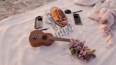 Sahilde romantik piknik. Romantik Suşi hazır. Sunset 'te Yiyecek ve İçecek.