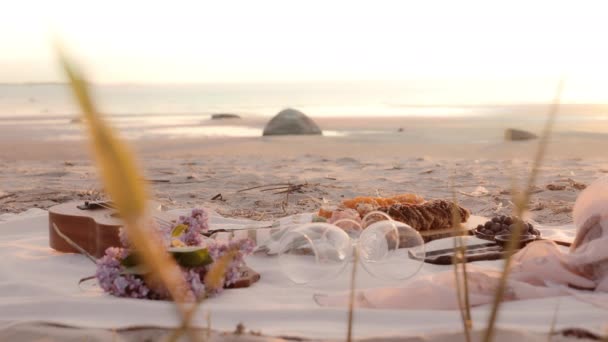 Piquenique romântico na praia. Sushi romântico montado. Comida e bebida no pôr do sol. — Vídeo de Stock