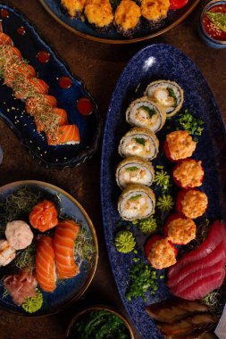 Büyük Suşi, Sashimi, Masada Rolls Set. Asya mutfağı. Sağlıklı Yemek.