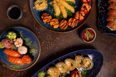 Büyük Suşi, Sashimi, Masada Rolls Set. Asya mutfağı. Sağlıklı Yemek.
