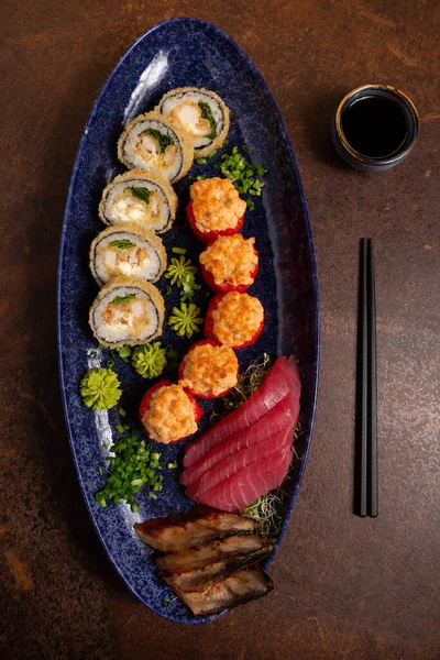Büyük Suşi, Sashimi, Masada Rolls Set. Asya mutfağı. Sağlıklı Yemek.