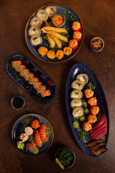 Büyük Suşi, Sashimi, Masada Rolls Set. Asya mutfağı. Sağlıklı Yemek.