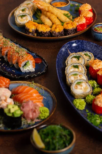 Büyük Suşi, Sashimi, Masada Rolls Set. Asya mutfağı. Sağlıklı Yemek.