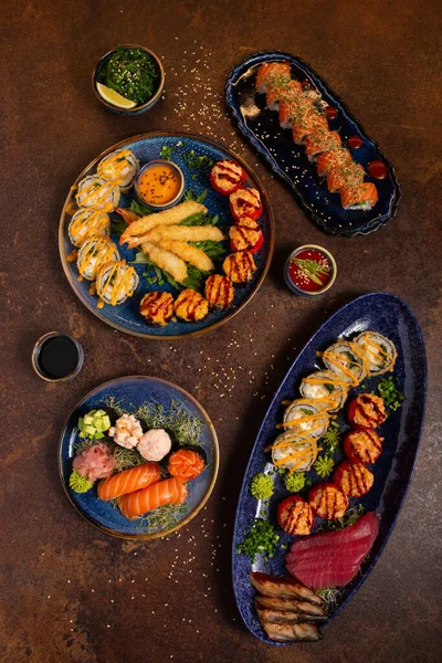Büyük Suşi, Sashimi, Masada Rolls Set. Asya mutfağı. Sağlıklı Yemek.