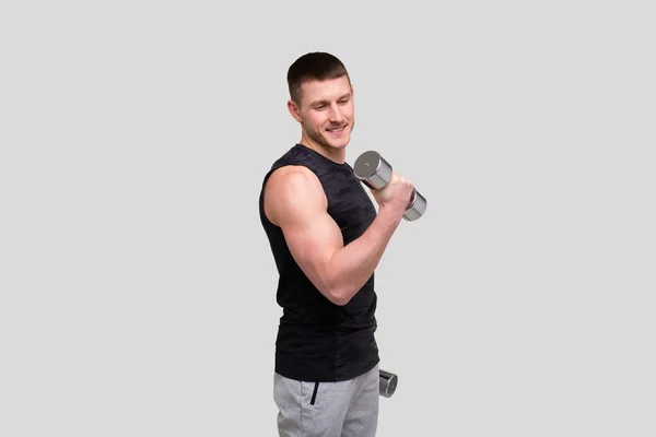 Man pompt biceps met dumbbell. Sprotsman doet Traning op Biceps Spieren. Sportschool, sportconcept voor liften. — Stockfoto