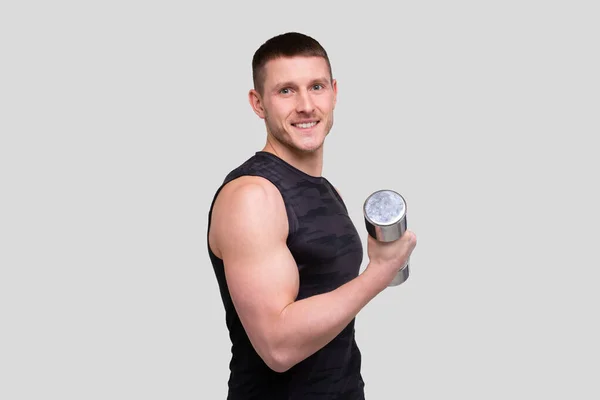 Man pompt biceps met dumbbell. Sprotsman doet Traning op Biceps Spieren. Sportschool, sportconcept voor liften. — Stockfoto