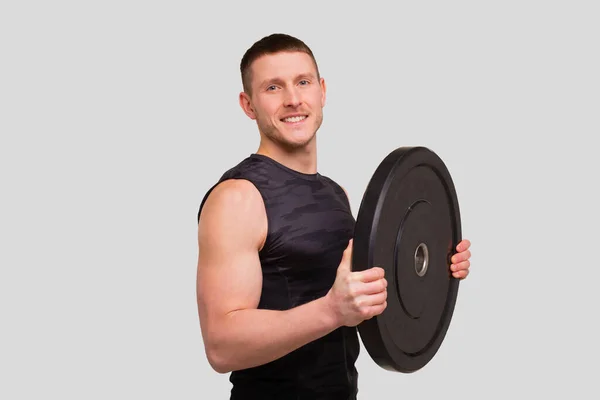 Esportista com panquecas Barbell em mãos. Homem a fazer exercício com Barbells. Exercício de homem. Esportista em pé — Fotografia de Stock