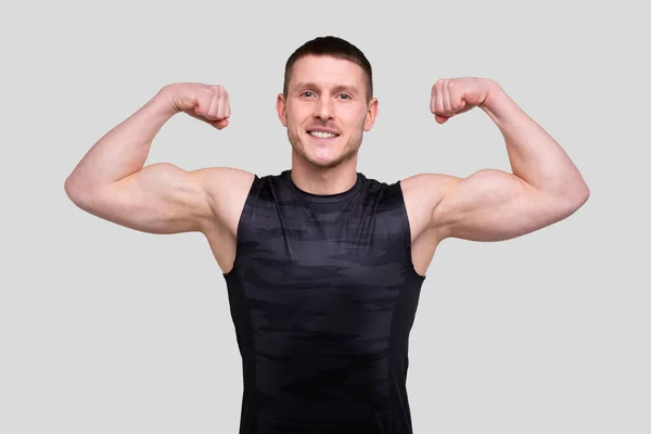 Hombre mostrando bíceps manos arriba. Deportista mostrando músculos. ABS, músculos del bíceps — Foto de Stock