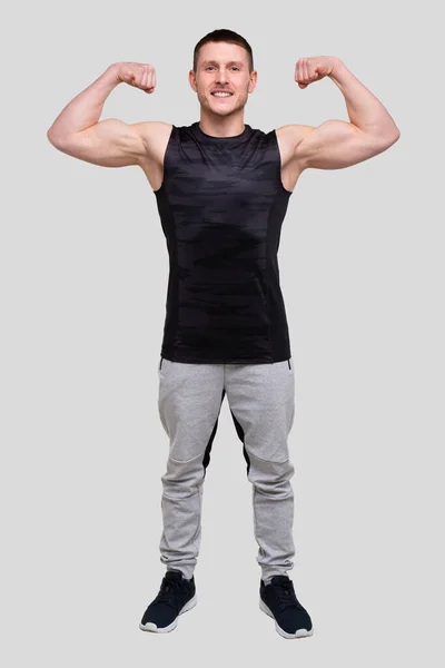 De man die Biceps handen omhoog laat zien. Sportman toont spierballen. ABS, Biceps Spieren. Geïsoleerde man — Stockfoto