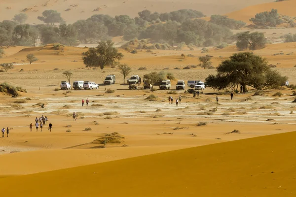 Вид на парковку в красных дюнах пустыни Намиб, Соссу — стоковое фото