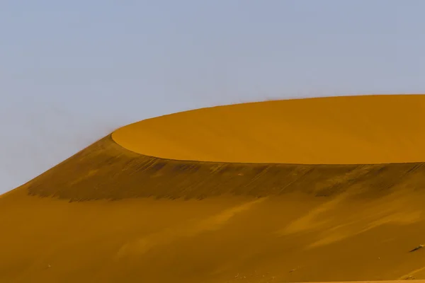 Wind on the crest of a of red dune in the Namib Desert, Sossusvl — Stockfoto