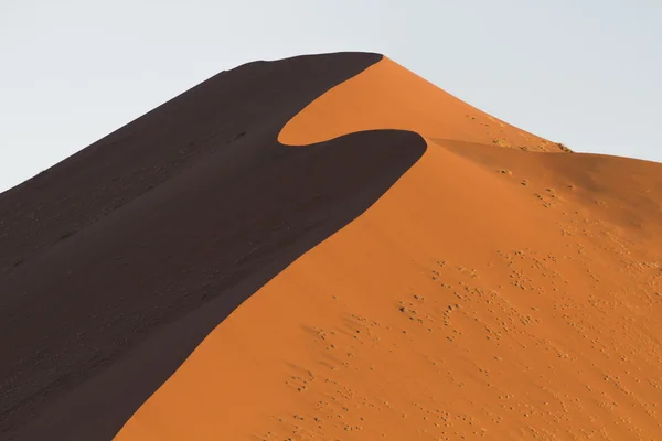 La cresta di una duna rossa nel deserto del Namib, a Sossusvlei, Nami — Foto Stock