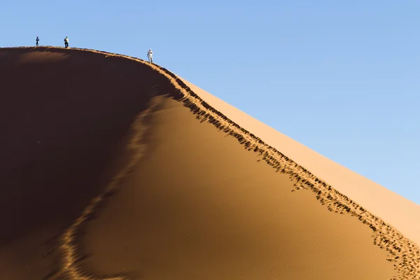 Mensen op een rode Duin in de Namib woestijn, in Sossusvlei, Namibië — Stockfoto