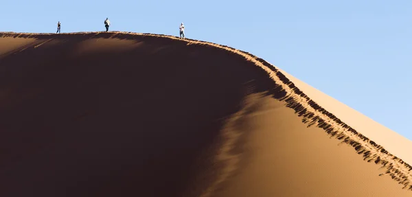 Mensen op een rode Duin in de Namib woestijn, in Sossusvlei, Namibië — Stockfoto