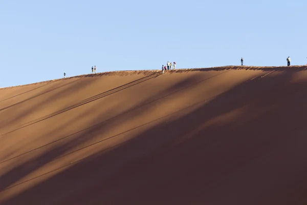 Persone su una duna rossa nel deserto del Namib, a Sossusvlei, Namibia — Foto Stock