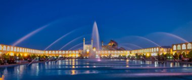 İran 'ın İsfahan kentindeki Naghsh-e Cihan Meydanı' ndaki İmam Camii (Masjed-e İmam). İmam Camii Şah Camii olarak bilinir. İnşaatı 1629 'da bitti..