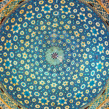 Yazd, İran - 27 Nisan 2015: İran 'daki Jame Camii Kubbesi' nin detayları. Camiye İran 'daki en yüksek minareler tarafından taç giydirildi..