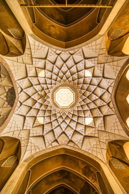 Kashan, İran - 02 Mayıs 2015: İran 'ın Kashan kentinde altı binadan oluşan şaşırtıcı bir kompleks olan Khan-e Abbasian geleneksel evine bakış