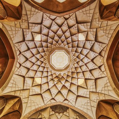 Kashan, İran - 02 Mayıs 2015: İran 'ın Kashan kentinde altı binadan oluşan şaşırtıcı bir kompleks olan Khan-e Abbasian geleneksel evine bakış