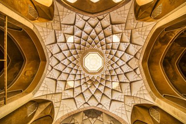 Kashan, İran - 02 Mayıs 2015: İran 'ın Kashan kentinde altı binadan oluşan şaşırtıcı bir kompleks olan Khan-e Abbasian geleneksel evine bakış