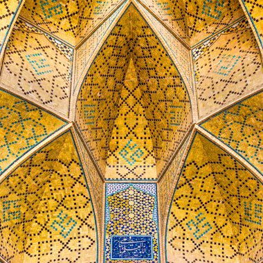 ISFAHAN, İRAN - 29 Nisan 2015: İran 'ın İsfahan kentindeki Jameh Camii mozaiği. Bu cami UNESCO Dünya Mirası sahası