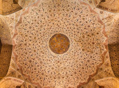 İsfahan, İran - 29 Nisan 2015: İran 'ın İsfahan şehrinde büyük bir saray olan Ali Qapu Sarayı' nın detayları. Naqsh e Jahan Meydanı 'nın batı tarafında Şeyh Lotfollah Camii' nin karşısında yer alır..