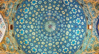 Yazd, İran - 27 Nisan 2015: İran 'daki Jame Camii Kubbesi' nin detayları. Camiye İran 'daki en yüksek minareler tarafından taç giydirildi..