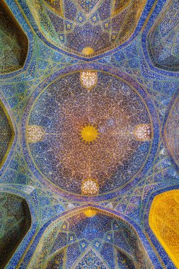 İsfahan, İran - 01 Mayıs 2015: Madrasa-ye-Chahar Bagh, İsfahan, İran. İlahiyat fakültesi 1704 ve 1714 yılları arasında kuruldu..